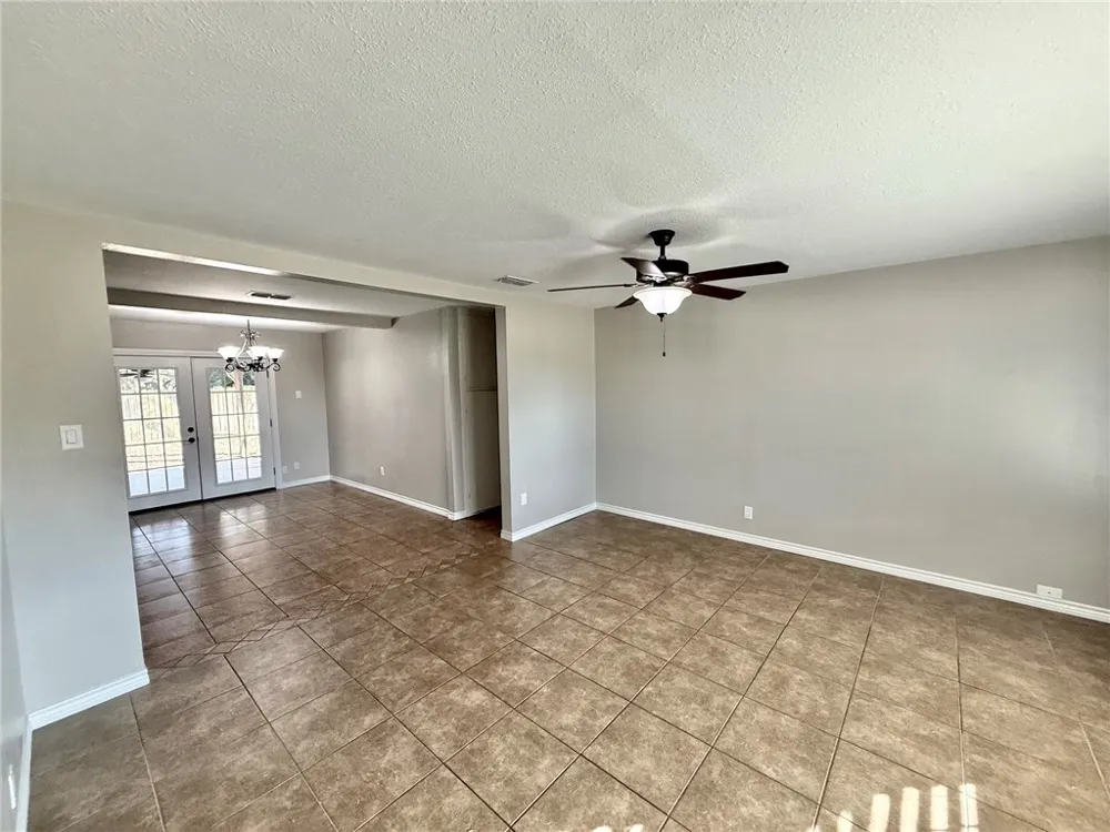 170 White Lane Beeville, TX 78102