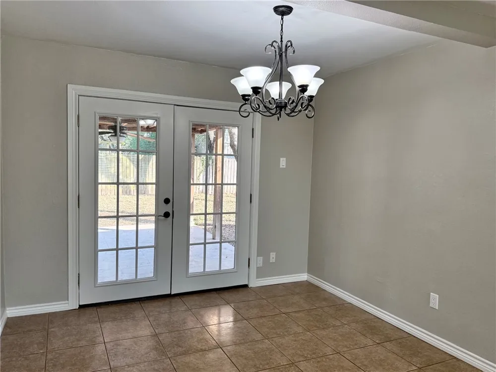 170 White Lane Beeville, TX 78102