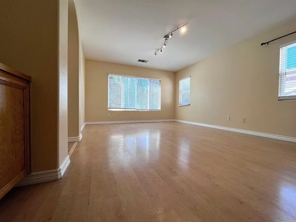 6079 Paseo Pradera Carlsbad, CA 92009