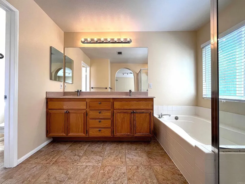 6079 Paseo Pradera Carlsbad, CA 92009