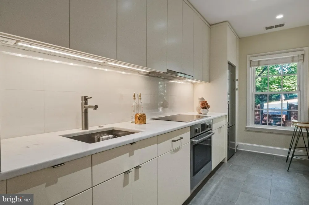 3217 SUTTON PLACE NW #B Washington, DC 20016
