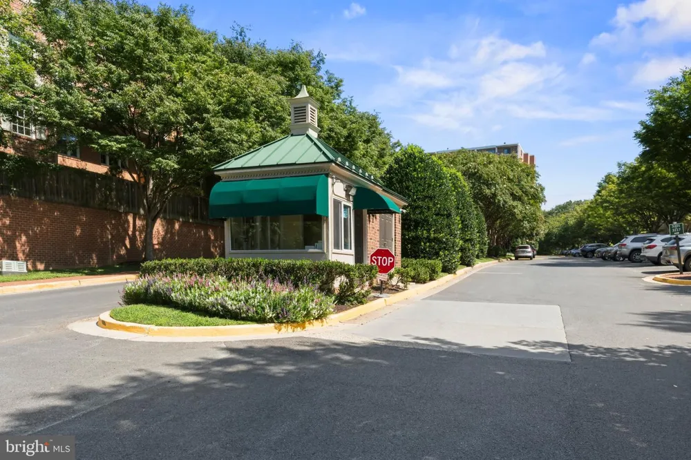 3217 SUTTON PLACE NW #B Washington, DC 20016