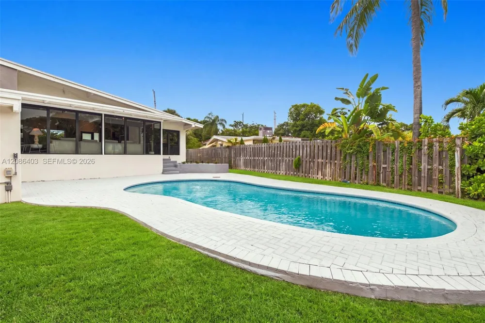 2412 Sugarloaf Ln Fort Lauderdale, FL 33312