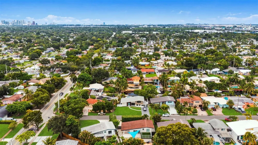 2412 Sugarloaf Ln Fort Lauderdale, FL 33312