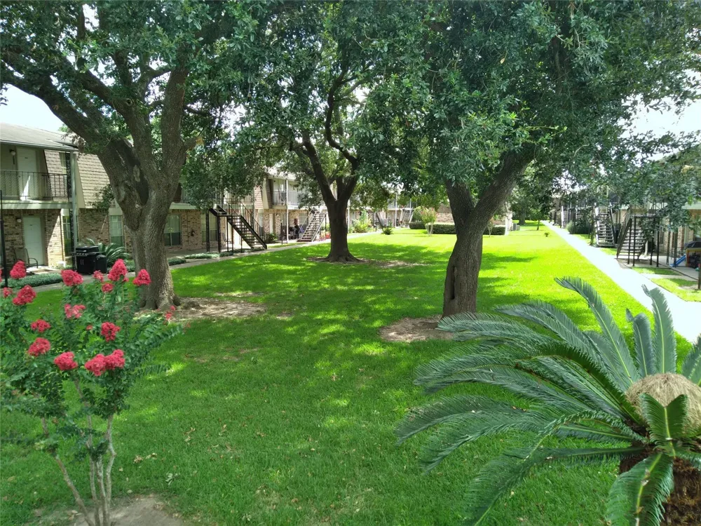 5252 Twin City Highway #387 Groves, TX 77619