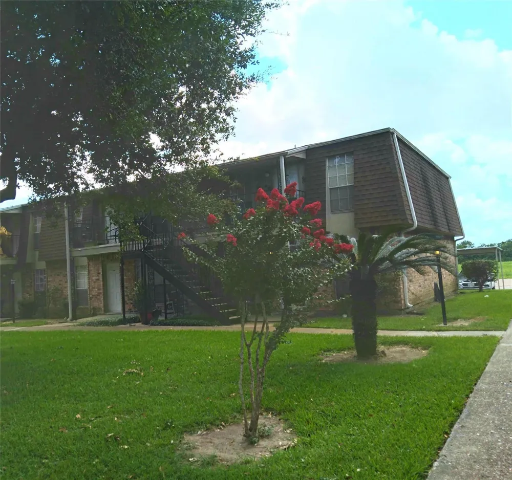5252 Twin City Highway #387 Groves, TX 77619