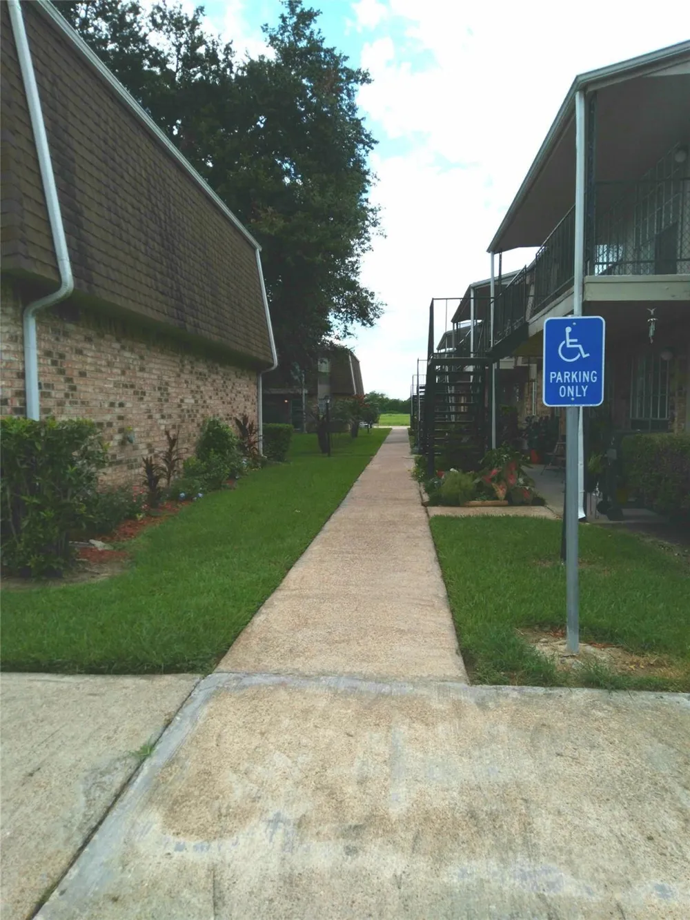 5252 Twin City Highway #387 Groves, TX 77619
