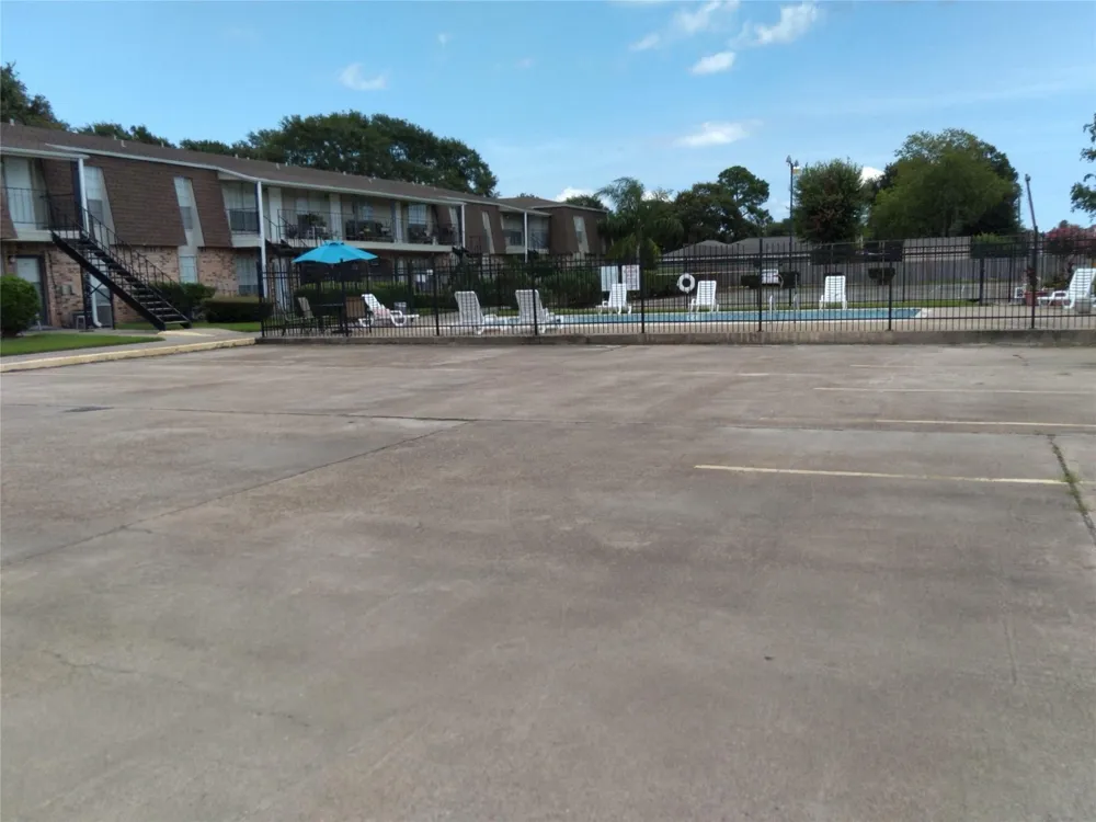 5252 Twin City Highway #387 Groves, TX 77619