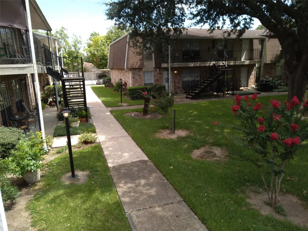 5252 Twin City Highway #387 Groves, TX 77619
