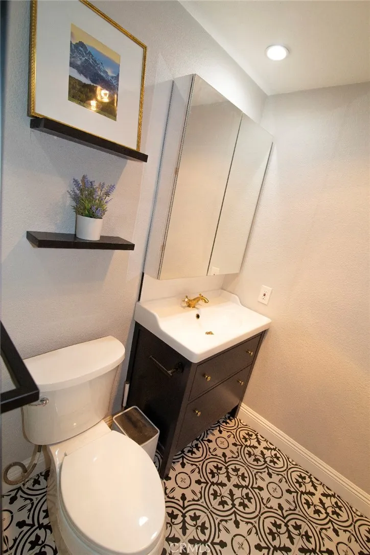 6255 Canoga Avenue #18 Los Angeles, CA 91367