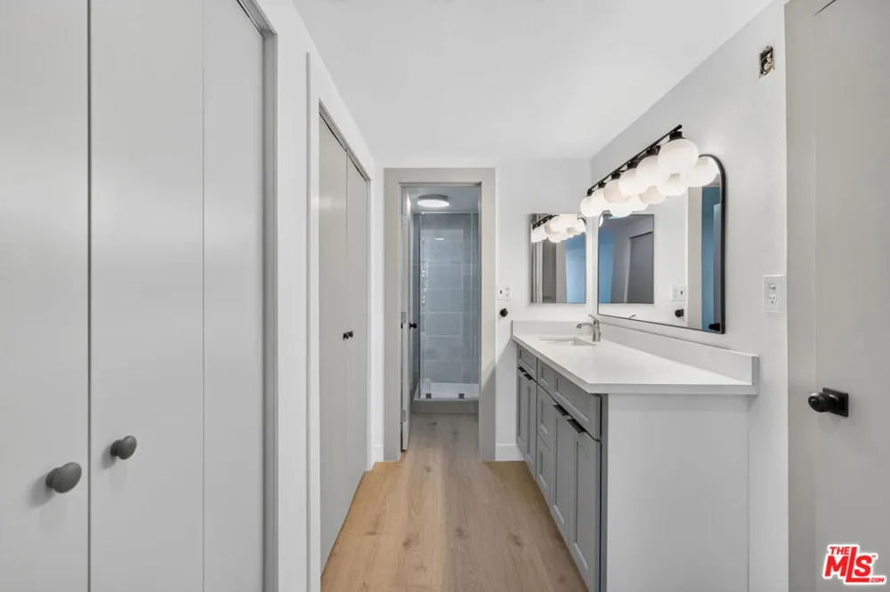 11706 Montana Avenue #204 Los Angeles, CA 90049