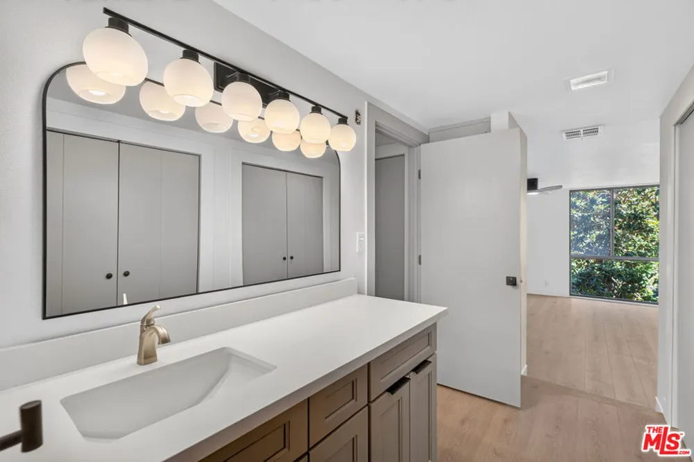 11706 Montana Avenue #204 Los Angeles, CA 90049