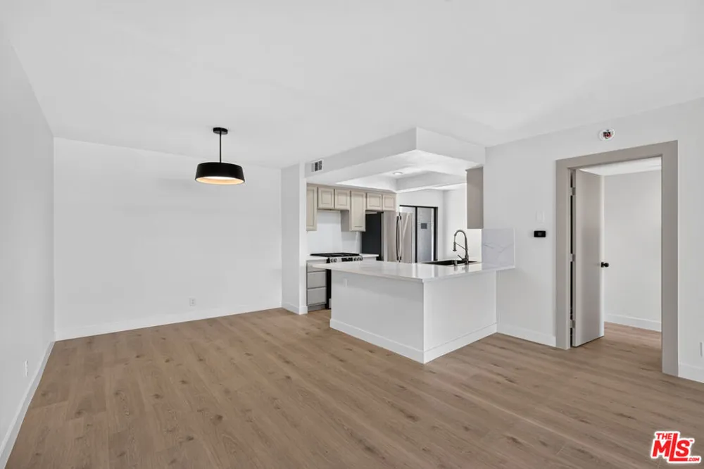 11706 Montana Avenue #204 Los Angeles, CA 90049