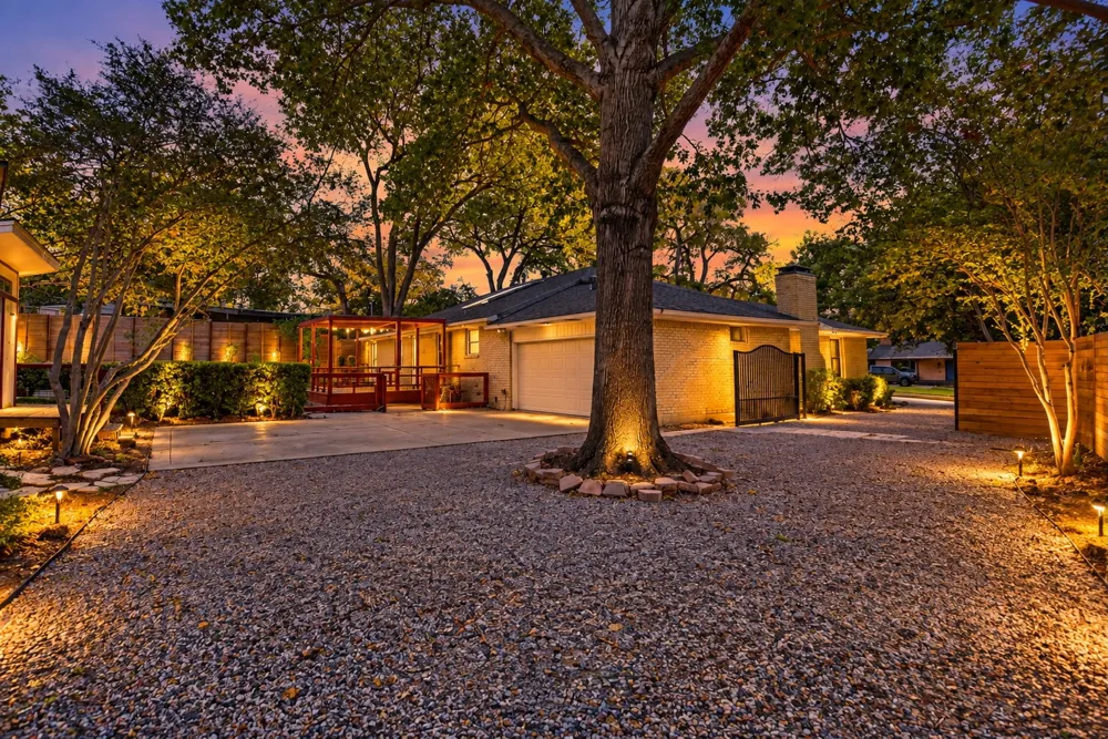 10035 Woodgrove Drive Dallas, TX 75218