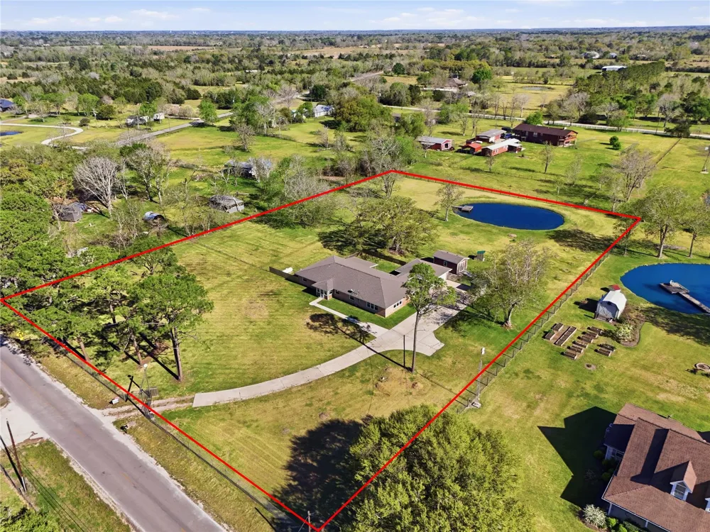 4215 County Road 182 Alvin, TX 77511