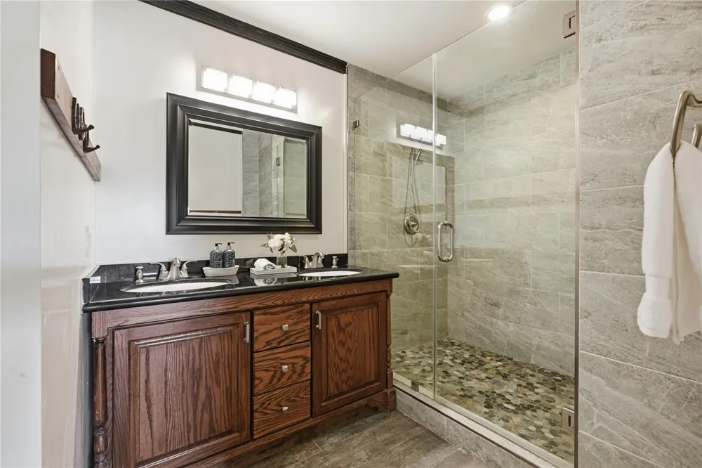 4215 County Road 182 Alvin, TX 77511