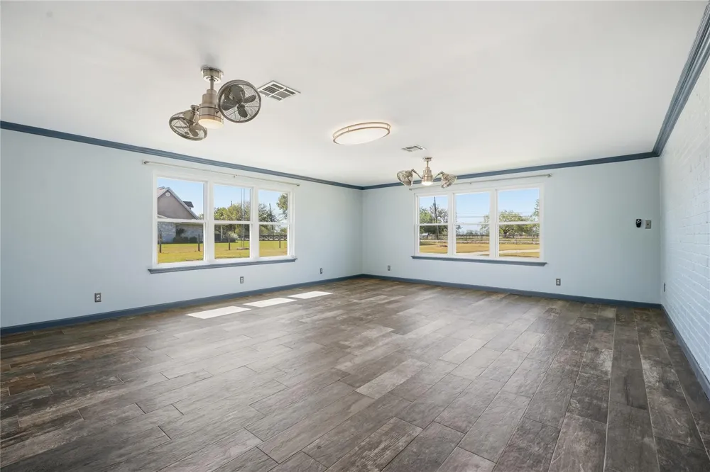 4215 County Road 182 Alvin, TX 77511