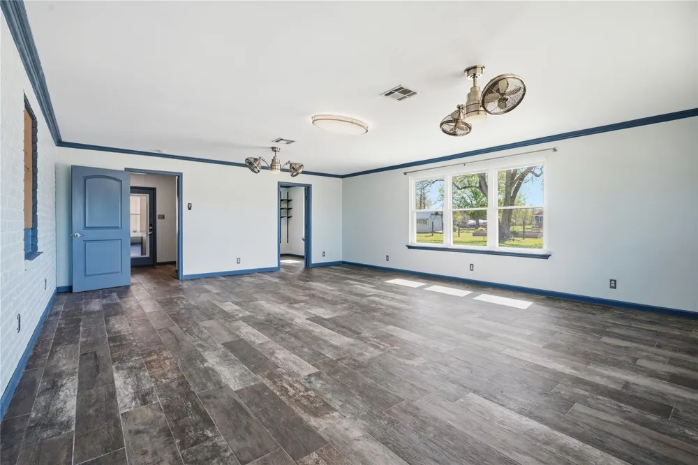 4215 County Road 182 Alvin, TX 77511