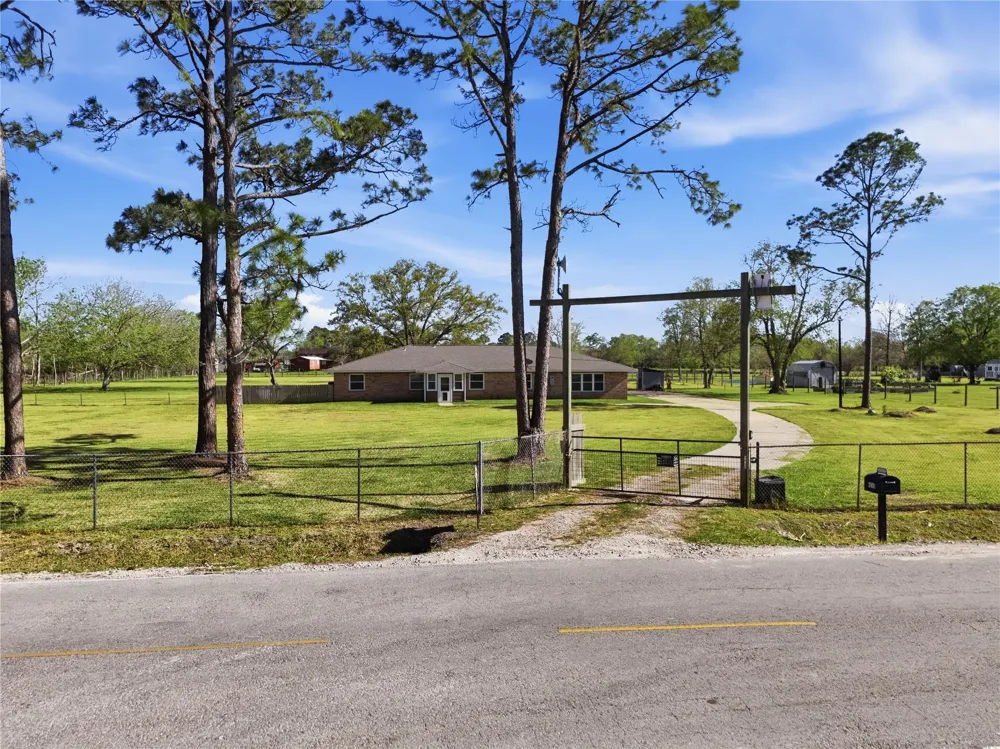 4215 County Road 182 Alvin, TX 77511
