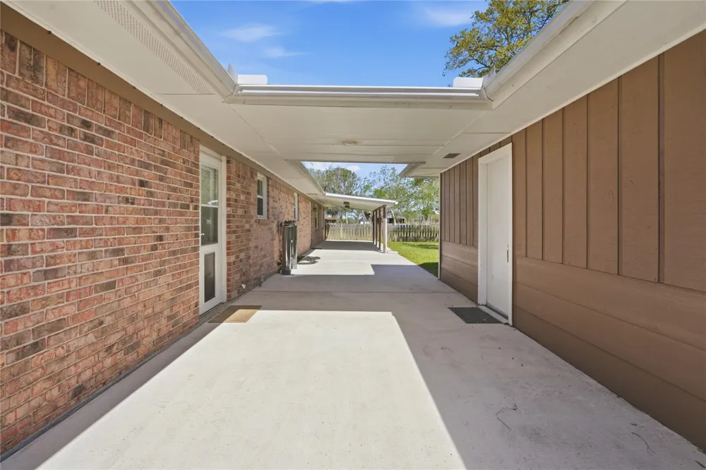 4215 County Road 182 Alvin, TX 77511