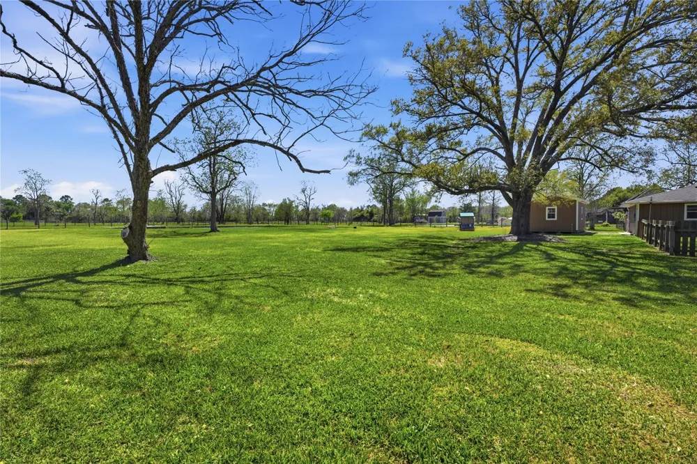 4215 County Road 182 Alvin, TX 77511