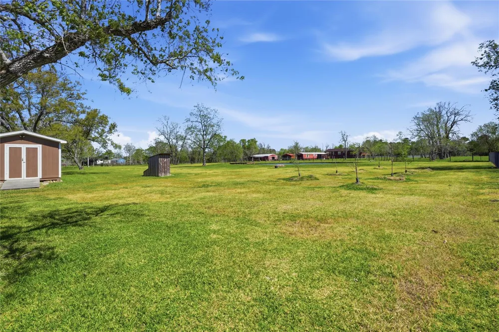 4215 County Road 182 Alvin, TX 77511