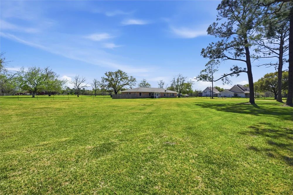 4215 County Road 182 Alvin, TX 77511