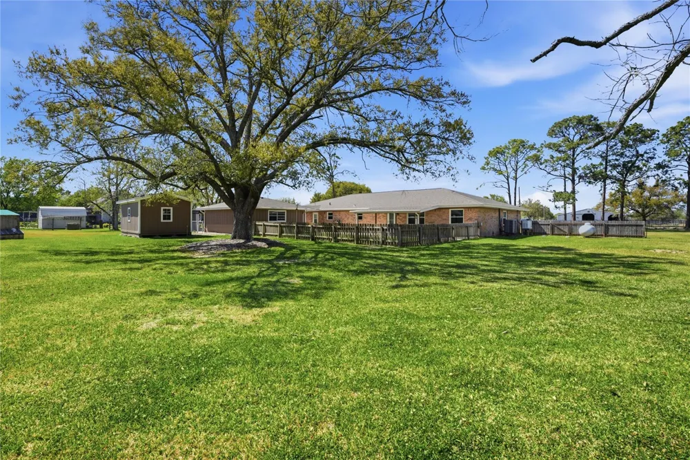 4215 County Road 182 Alvin, TX 77511