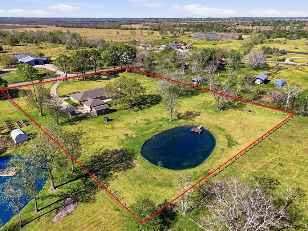 4215 County Road 182 Alvin, TX 77511
