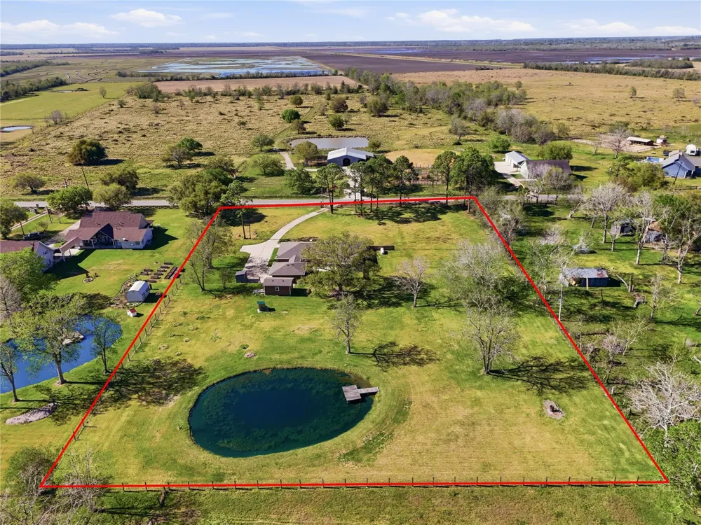4215 County Road 182 Alvin, TX 77511