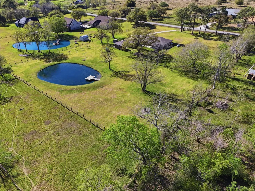 4215 County Road 182 Alvin, TX 77511