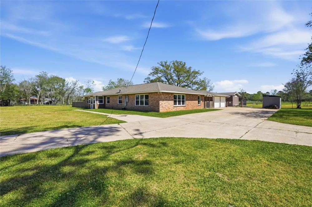 4215 County Road 182 Alvin, TX 77511