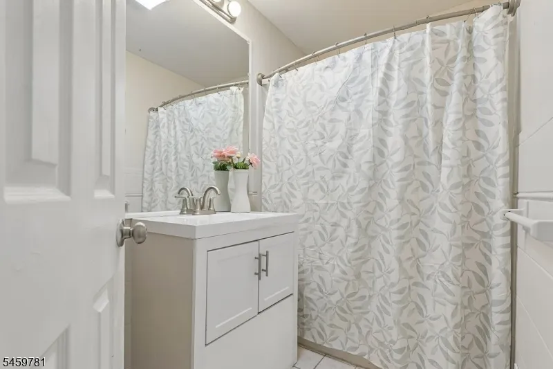 22 Sturgis Rd Edison, NJ 08817