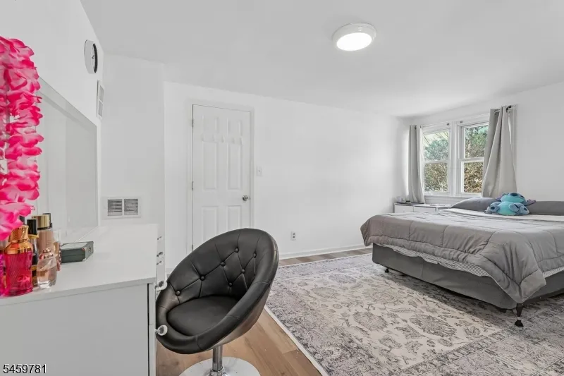 22 Sturgis Rd Edison, NJ 08817