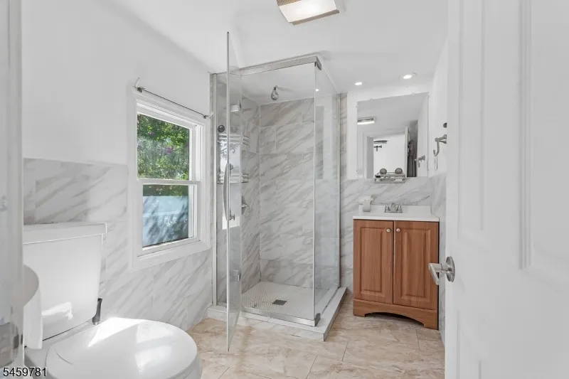 22 Sturgis Rd Edison, NJ 08817