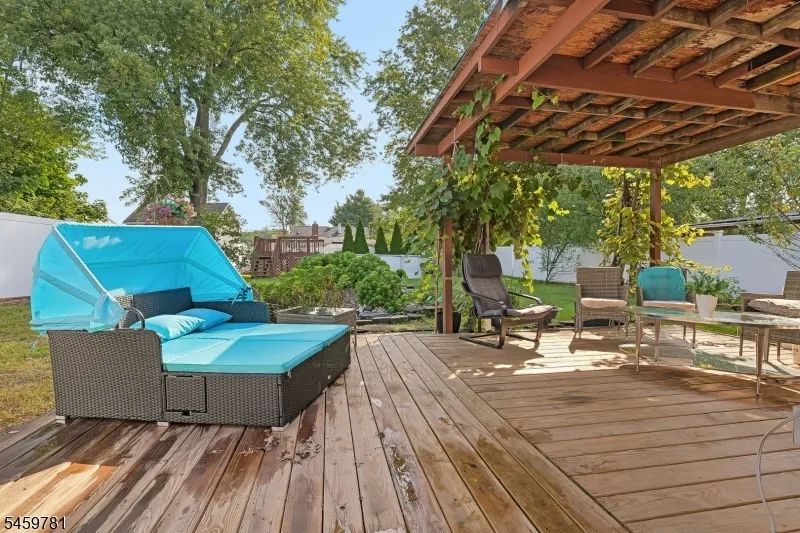 22 Sturgis Rd Edison, NJ 08817