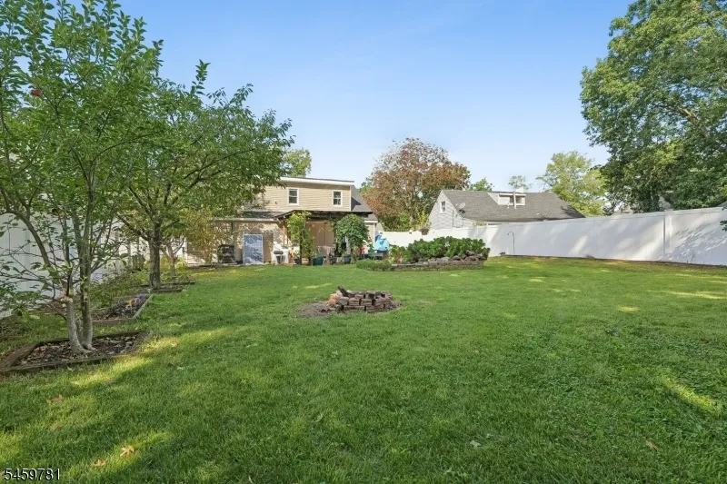 22 Sturgis Rd Edison, NJ 08817