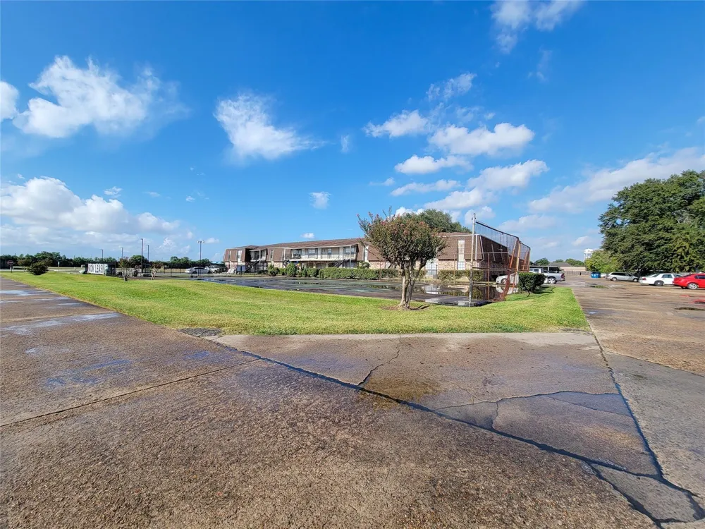 5252 Twin City Highway #448 Groves, TX 77619