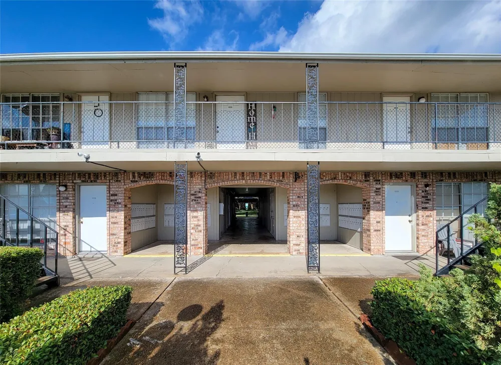 5252 Twin City Highway #448 Groves, TX 77619