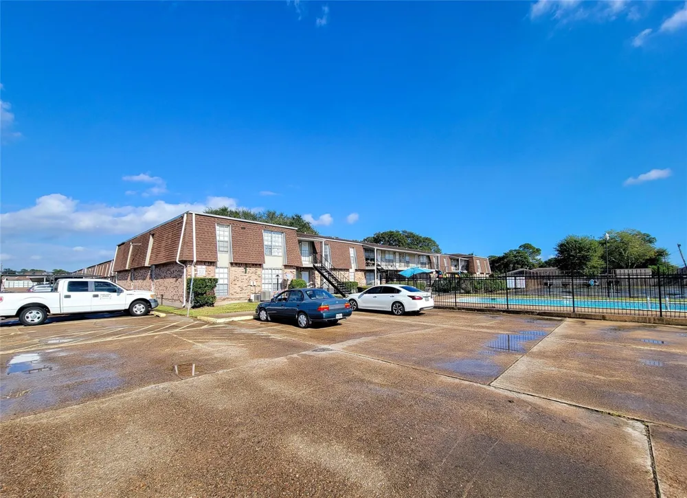 5252 Twin City Highway #448 Groves, TX 77619