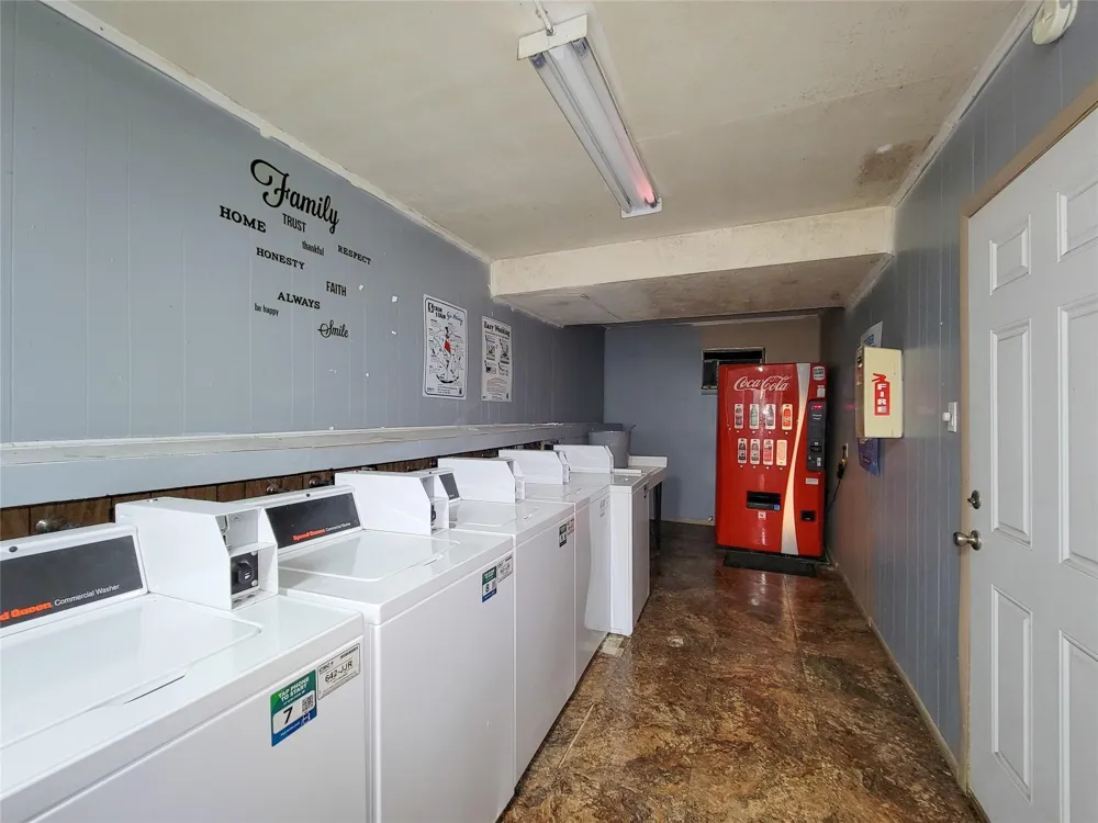 5252 Twin City Highway #448 Groves, TX 77619