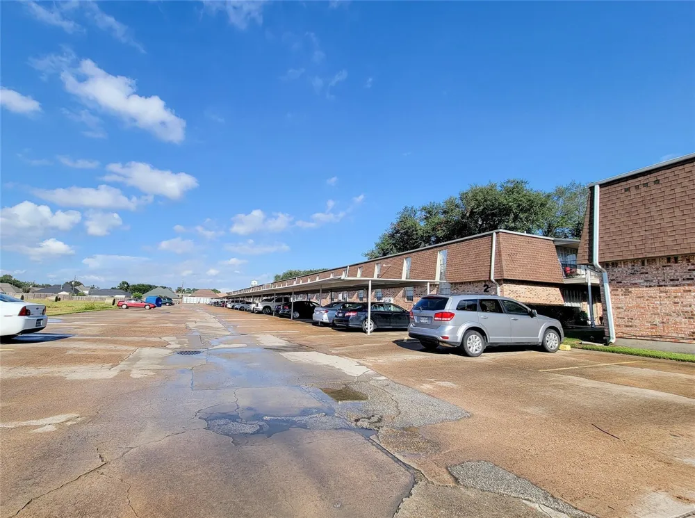 5252 Twin City Highway #448 Groves, TX 77619
