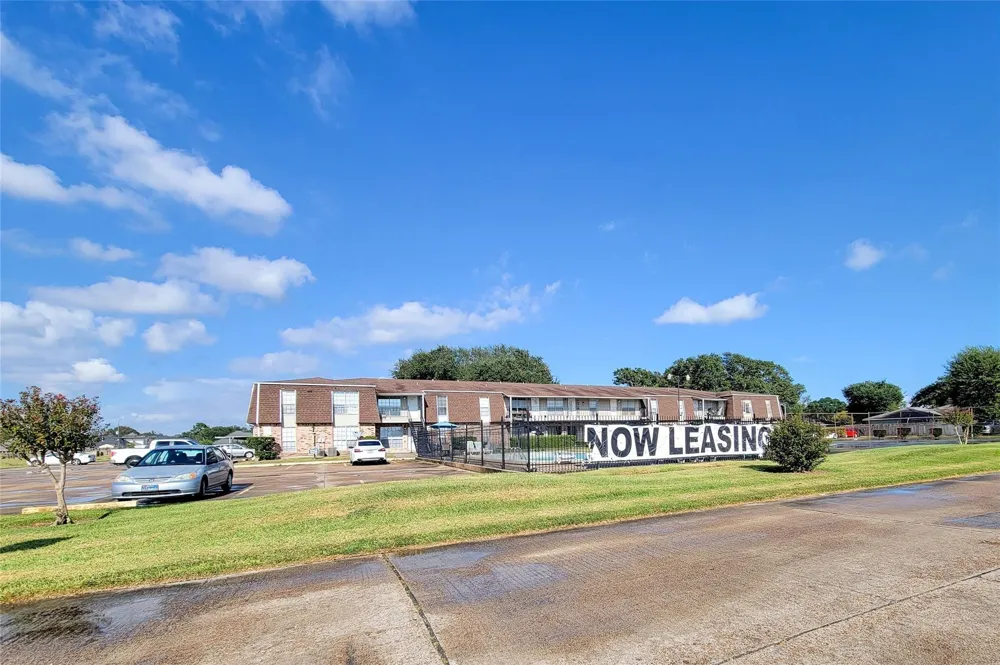 5252 Twin City Highway #448 Groves, TX 77619