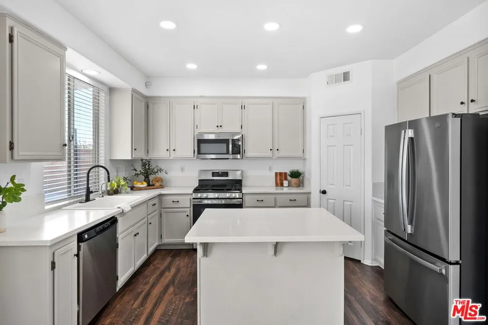 3843 Vitrina Lane Palmdale, CA 93551