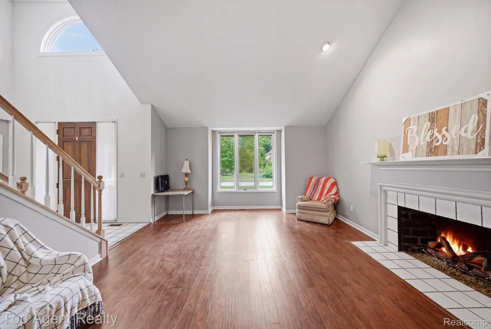 5045 Shady Creek Drive Troy City, MI 48085