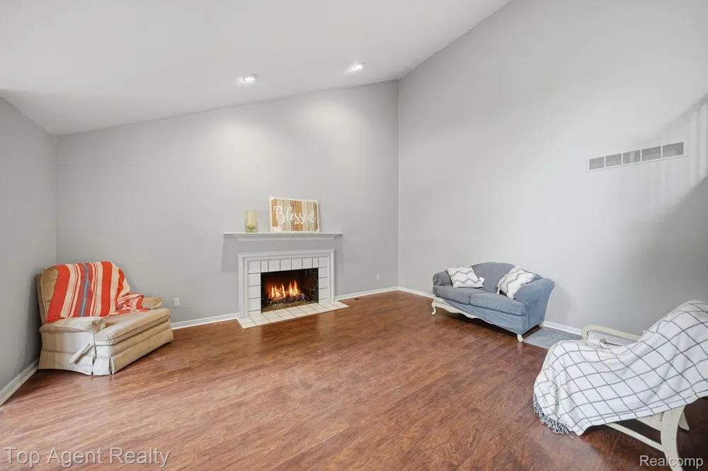 5045 Shady Creek Drive Troy City, MI 48085