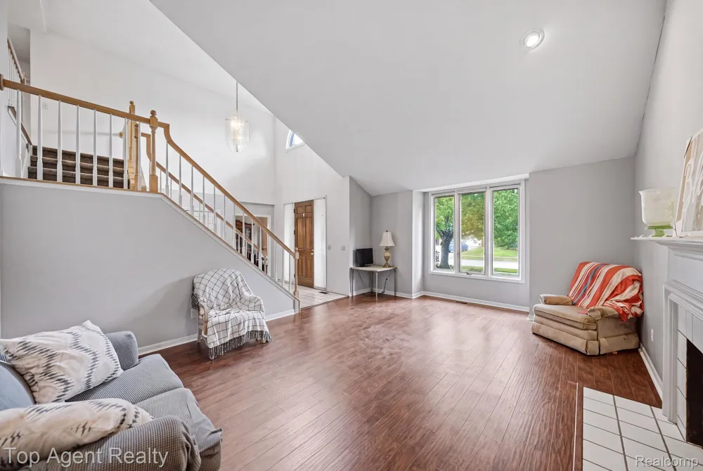 5045 Shady Creek Drive Troy City, MI 48085