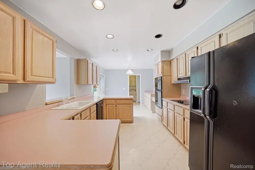 5045 Shady Creek Drive Troy City, MI 48085