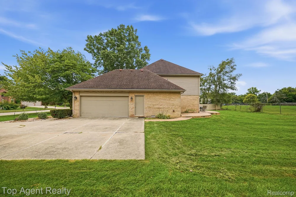5045 Shady Creek Drive Troy City, MI 48085