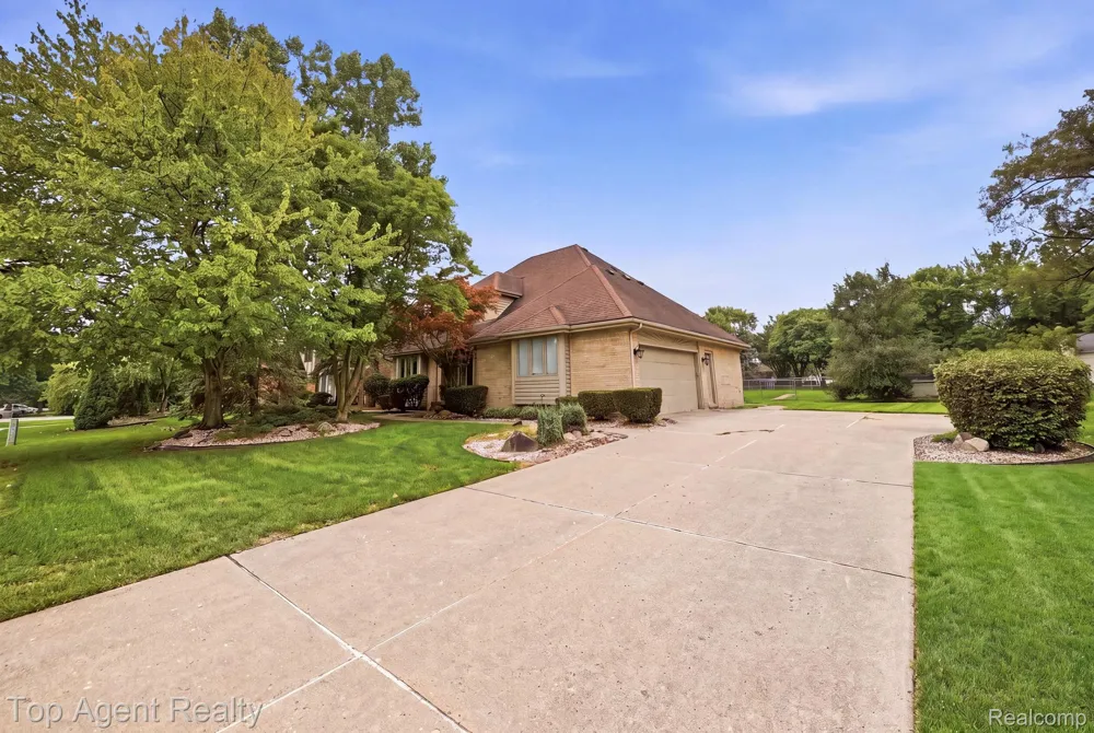 5045 Shady Creek Drive Troy City, MI 48085